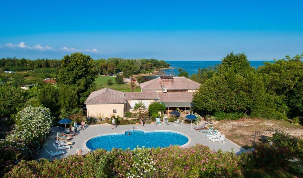 Bungalow Leo Savudrija Bagian luar foto